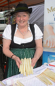 Fragen zur Zubereitung von Spargel beantwortet Ernährungsfachfrau Frau Maria Endres (©Foto: Ingrid Grossmann)